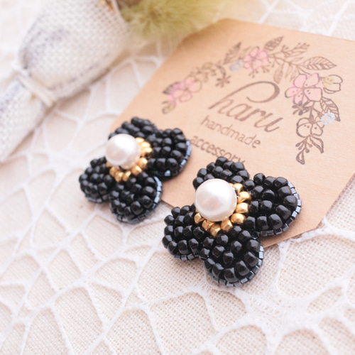ブラックビーズ刺繍フラワー　ピアス　イヤリング 再販】ゆらゆらシリーズビーズ刺繍のお花（ﾌﾞﾗｯｸ）ピアス/イヤリング