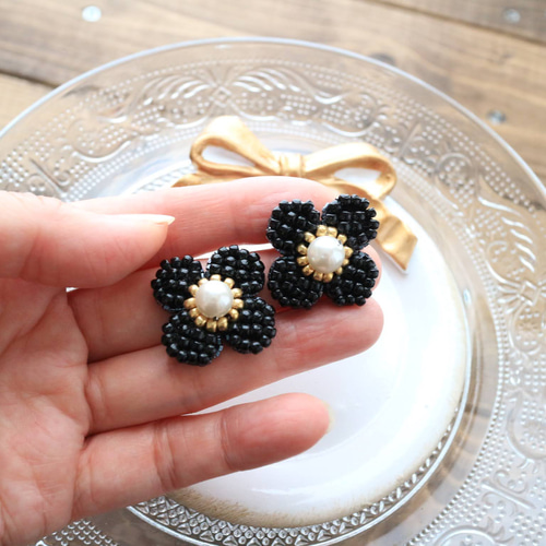 お花❁のビーズ刺繍 ピアス／イヤリング（ブラック） ピアス
