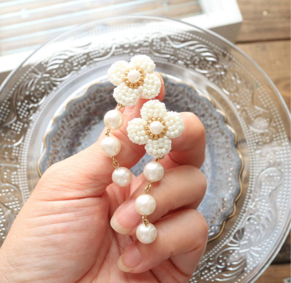 再販】ビーズ刺繍 のお花*4petals*（ﾎﾜｲﾄ）とパールのピアス