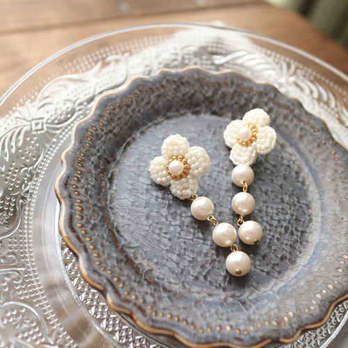 再販】ビーズ刺繍 のお花*4petals*（ﾎﾜｲﾄ）とパールのピアス