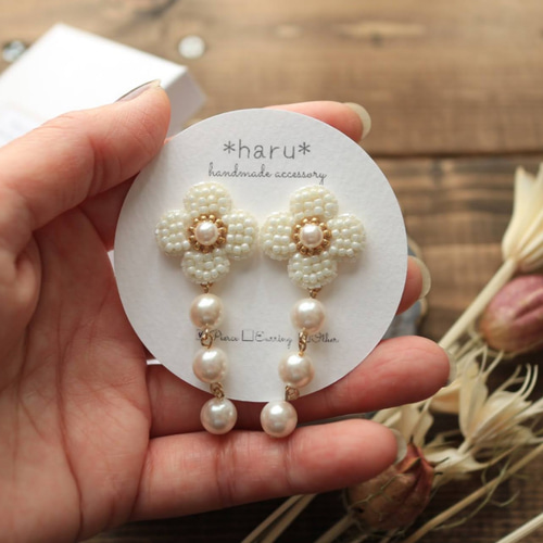 再販】ビーズ刺繍 のお花*4petals*（ﾎﾜｲﾄ）とパールのピアス 