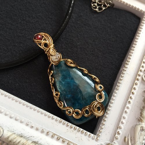 ブルーアパタイト ワイヤーラッピング ペンダントトップ（天然石