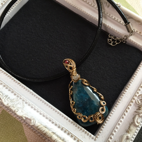 ブルーアパタイト ワイヤーラッピング ペンダントトップ（天然石