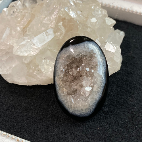 希少月の形 天然石 アゲート 原石 ドゥルージー付 インテリア キラキラ結晶 ブルーレースアゲート ナチュラル原石 1個売り 重さ110g