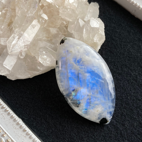 レインボームーンストーン【黒雲母バイオタイト入り】マーキス K  