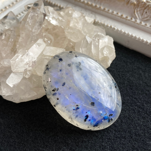 レインボームーンストーン【黒雲母バイオタイト入り】オーバル M