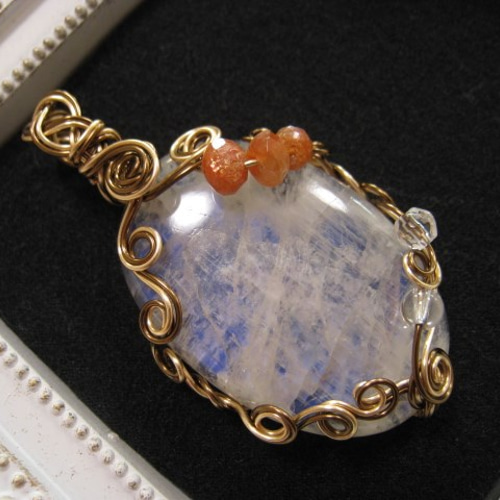 ホワイトラブラドライトワイヤーラッピングペンダントトップ