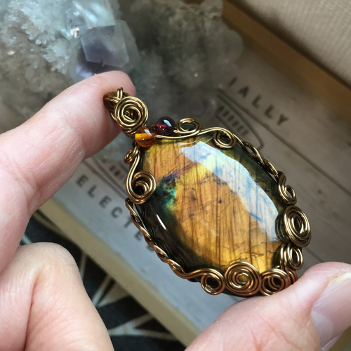 天然石　ペタライト＆モルダバイト ワイヤーラッピング　ペンダントトップ 天然モルダバイト原石ワイヤー巻ペンダントトップ - 埼玉県吉川