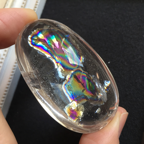 虹入り水晶 B 握り石 置き石 アイリスクォーツ 天然石 マスカレード