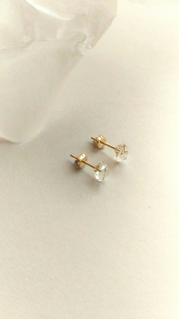 【きれいめファッション51選】上品さと清潔感をキープし k10 ハーキマダイヤモンドスタッドピアス アクセサリー