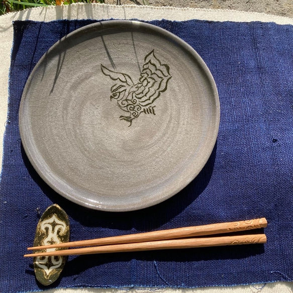 【Sold out】夜に舞うコタンコロカムイ プレート グレー 陶器 パスタ皿サイズ 5枚目の画像