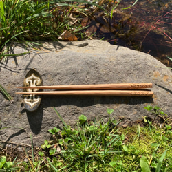 アイヌ文様　カパラミプ柄　箸置き ペア  陶器　茶　レトロカラー 3枚目の画像
