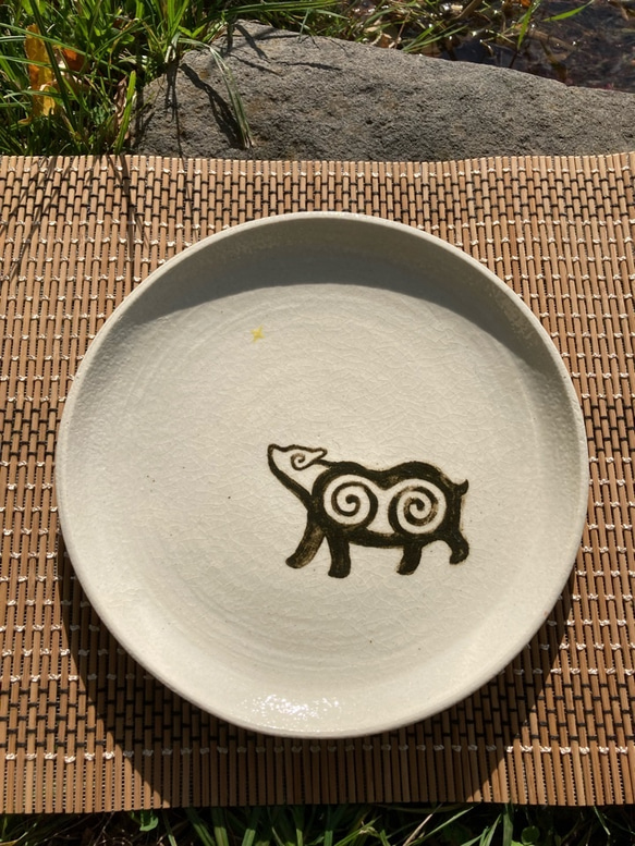 アイヌ模様の　キムンカムイ プレート 白 陶器 パスタ皿サイズ 1枚目の画像