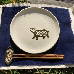 アイヌ模様の　キムンカムイ プレート 白 陶器 パスタ皿サイズ 2枚目の画像