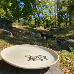 アイヌ模様の　キムンカムイ プレート 白 陶器 パスタ皿サイズ 3枚目の画像