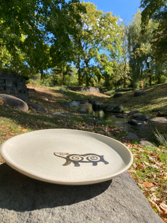 アイヌ模様の　キムンカムイ プレート 白 陶器 パスタ皿サイズ 3枚目の画像