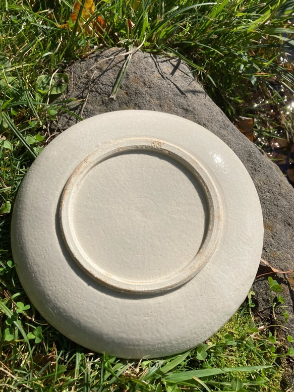 アイヌ模様の　キムンカムイ プレート 白 陶器 パスタ皿サイズ 4枚目の画像