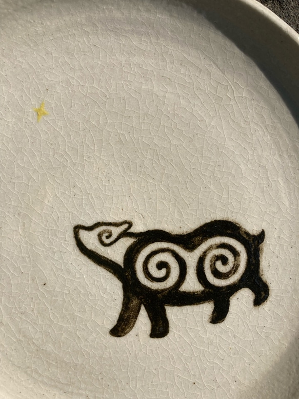 アイヌ模様の　キムンカムイ プレート 白 陶器 パスタ皿サイズ 5枚目の画像