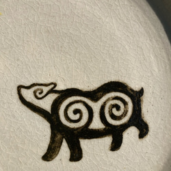 アイヌ模様の　キムンカムイ プレート 白 陶器 パスタ皿サイズ 6枚目の画像