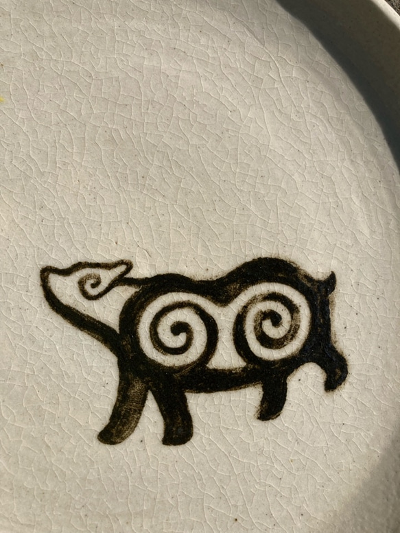 アイヌ模様の　キムンカムイ プレート 白 陶器 パスタ皿サイズ 6枚目の画像