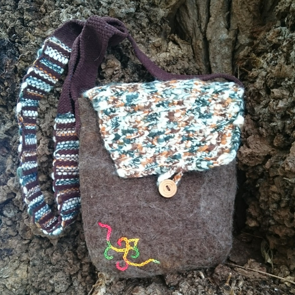 【Sold out】羊毛フェルト アイヌ刺繍 手織りショルダー 手編み蓋の 軽～いショルダーバッグ 1枚目の画像