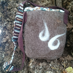 【Sold out】羊毛フェルト アイヌ刺繍 手織りショルダー 手編み蓋の 軽～いショルダーバッグ 2枚目の画像