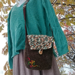 【Sold out】羊毛フェルト アイヌ刺繍 手織りショルダー 手編み蓋の 軽～いショルダーバッグ 4枚目の画像