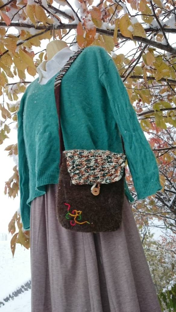 【Sold out】羊毛フェルト アイヌ刺繍 手織りショルダー 手編み蓋の 軽～いショルダーバッグ 4枚目の画像