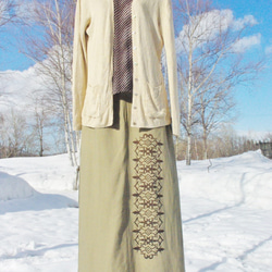 ロングタイトスカート ベージュ色 アイヌ模様プリント　レディースＭサイズ 2枚目の画像