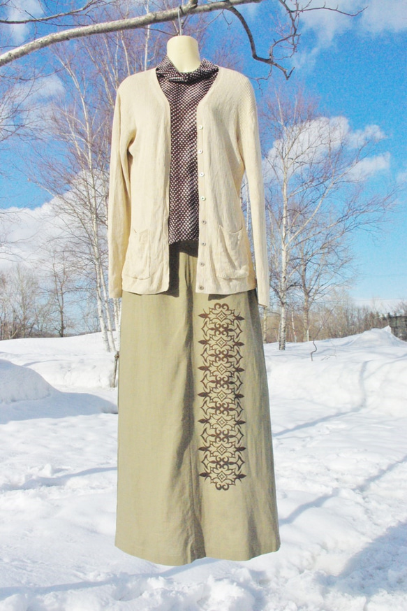 ロングタイトスカート ベージュ色 アイヌ模様プリント　レディースＭサイズ 2枚目の画像