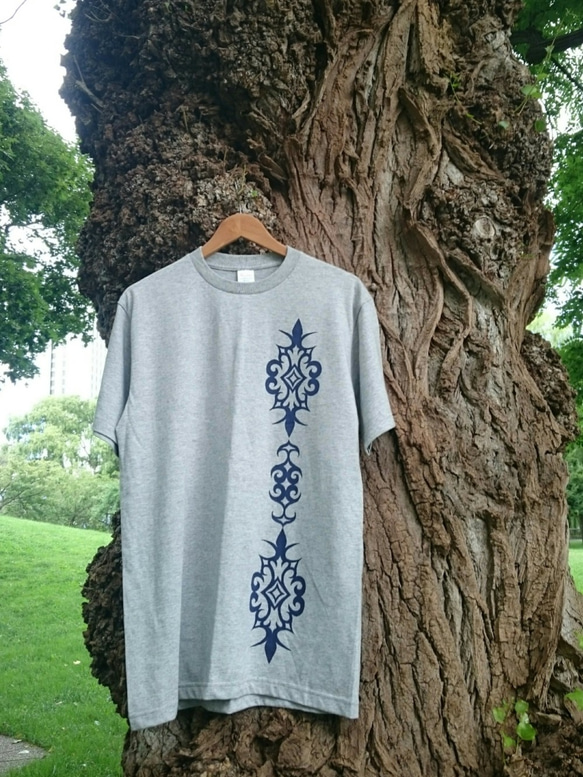 受注製作】アイヌ模様 コットン メンズ Tシャツ グレー SorMorLサイズ 