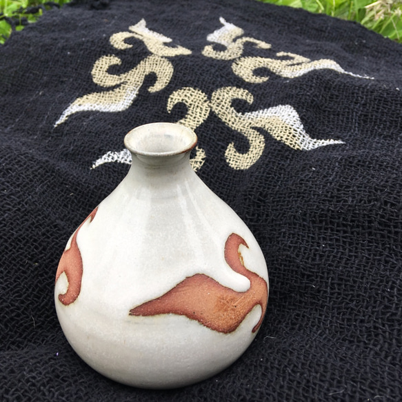 陶器 一輪挿し (徳利としても) アイヌ模様 オフホワイト 一輪挿し 