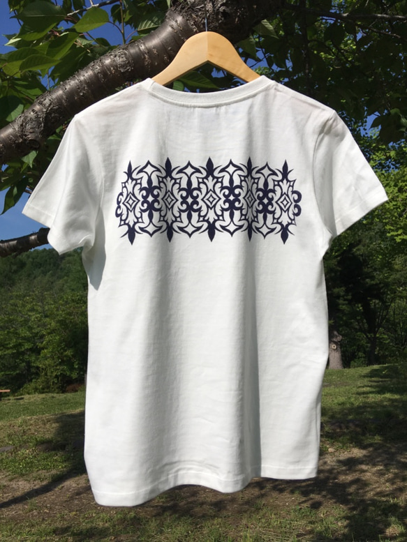 【受注製作】アイヌ模様  コットン メンズ Tシャツ 背面プリント バニラホワイト S・M・Ｌサイズ 3枚目の画像