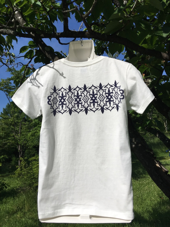 【受注製作】アイヌ模様  コットン メンズ Tシャツ 背面プリント バニラホワイト S・M・Ｌサイズ 1枚目の画像