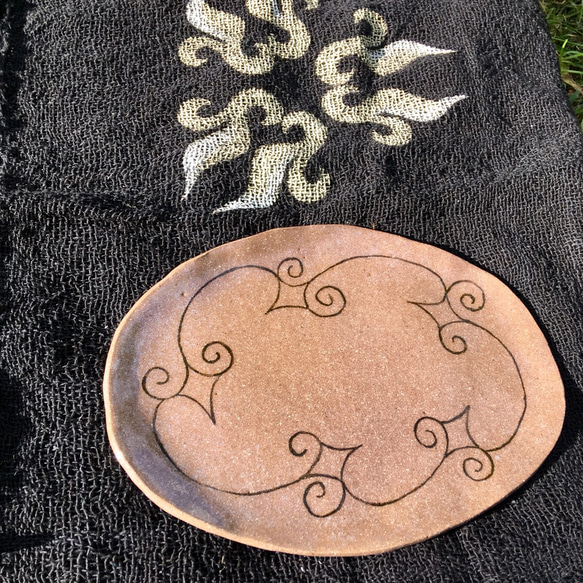 陶器 楕円平皿 アイヌ模様 茶 1枚目の画像