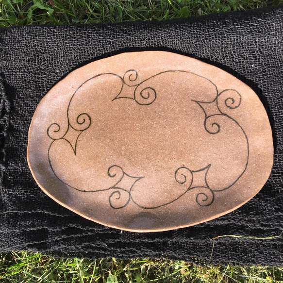 陶器 楕円平皿 アイヌ模様 茶 2枚目の画像