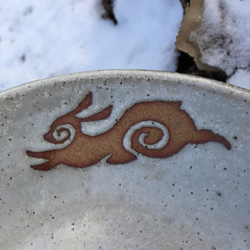 【再販】 アイヌうさぎの翔ける大鉢 オフホワイト  陶器 2枚目の画像