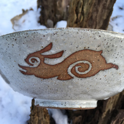 【再販】 アイヌうさぎの翔ける大鉢 オフホワイト  陶器 3枚目の画像