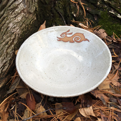 【再販】 アイヌうさぎの翔ける大鉢 オフホワイト  陶器 4枚目の画像