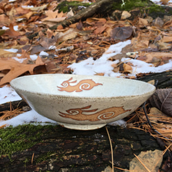 【再販】 アイヌうさぎの翔ける大鉢 オフホワイト  陶器 6枚目の画像