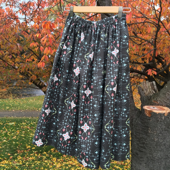 アイヌ チヂリ刺繍柄 コットン ギャザースカート オリジナルテキスタイル ブラック 3枚目の画像