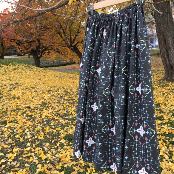 アイヌ チヂリ刺繍柄 コットン ギャザースカート オリジナルテキスタイル ブラック 1枚目の画像