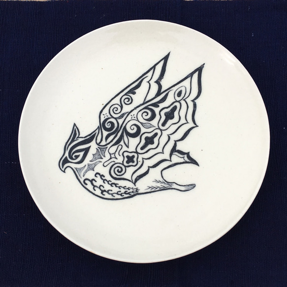 【Sold out】アイヌ模様の コタンコロカムイ プレート 白 陶器 パスタ皿サイズ 2枚目の画像