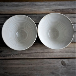 大きめな白い横シマ地のお茶碗2個set 5枚目の画像