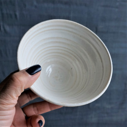 大きめな白い横シマ地のお茶碗2個set 6枚目の画像