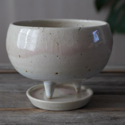 【陶器】ツヨアミセイコ様専用　ほんのりピンクと白の脚付き植木鉢①　　送料無料 3枚目の画像
