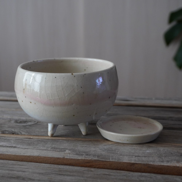 【陶器】ツヨアミセイコ様専用　ほんのりピンクと白の脚付き植木鉢①　　送料無料 4枚目の画像