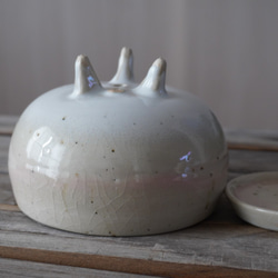 【陶器】ツヨアミセイコ様専用　ほんのりピンクと白の脚付き植木鉢①　　送料無料 5枚目の画像