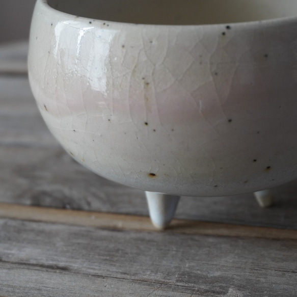 【陶器】ツヨアミセイコ様専用　ほんのりピンクと白の脚付き植木鉢①　　送料無料 7枚目の画像