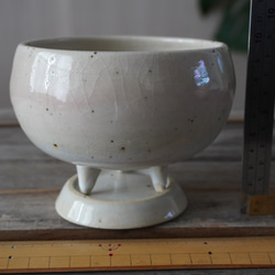 【陶器】ツヨアミセイコ様専用　ほんのりピンクと白の脚付き植木鉢①　　送料無料 10枚目の画像